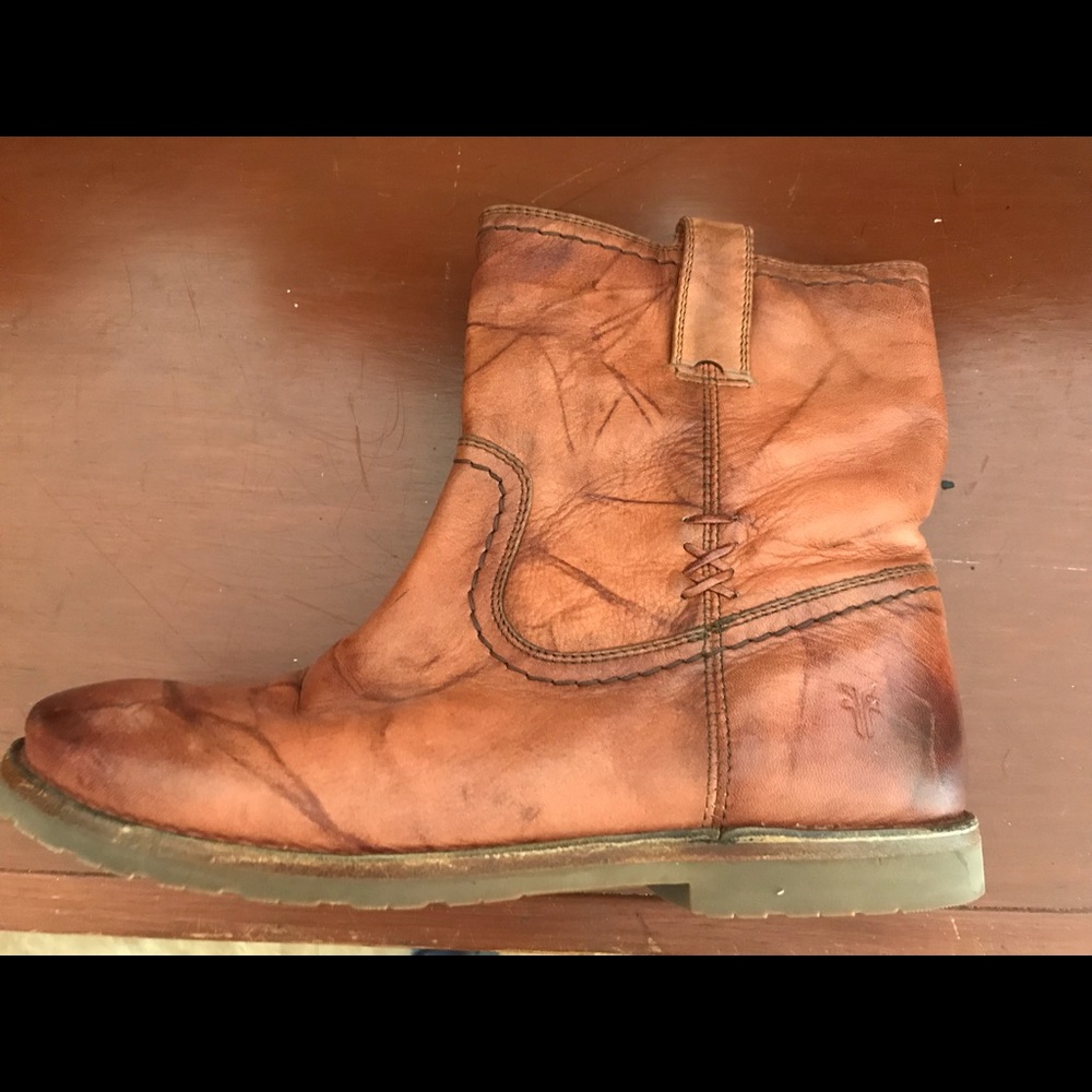 Short Frye boot